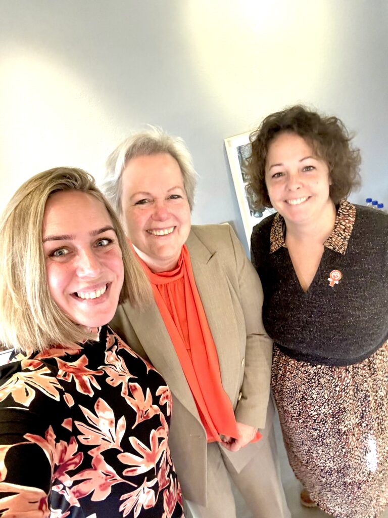 Kim van den Broek gesprekspartner samen met burgemeester Karen Heerschop