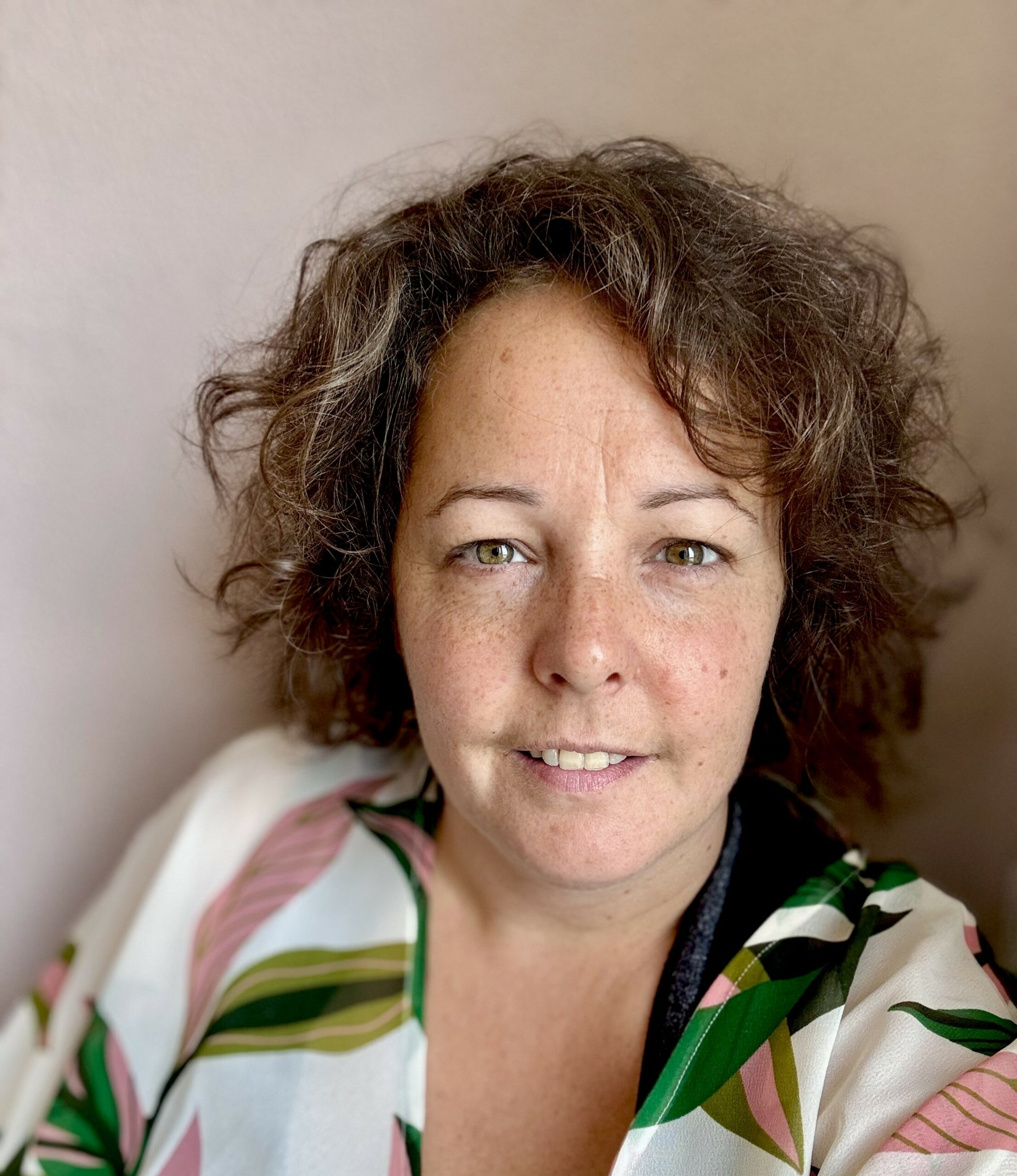 Kim van den Broek lachend op foto