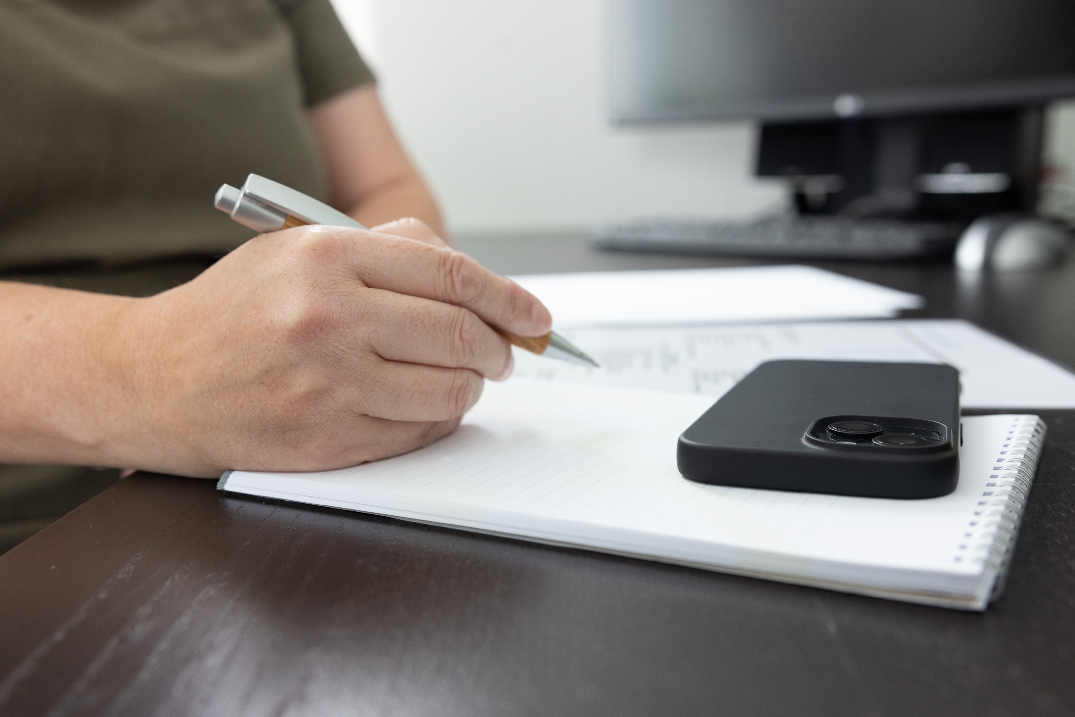 Coach Kim van den Broek zit met papier en pen