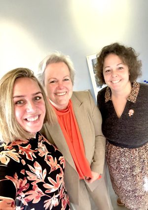 Kim van den Broek gesprekspartner samen met burgemeester Karen Heerschop